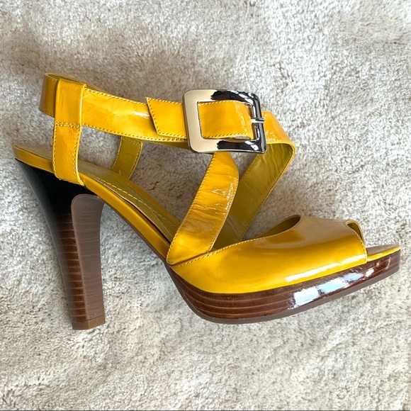 Mustard patent leather ankle strap pumps with ombré wooden heel - Picture 9 of 11